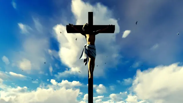  عیسی مسیح به صلیب کشیده شده با پس‌زمینه‌ای از ابرها پشت سرش