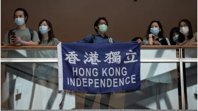 6月30日中午,仍然有市民在商场内抗议,并高举可能即将被禁的标语。