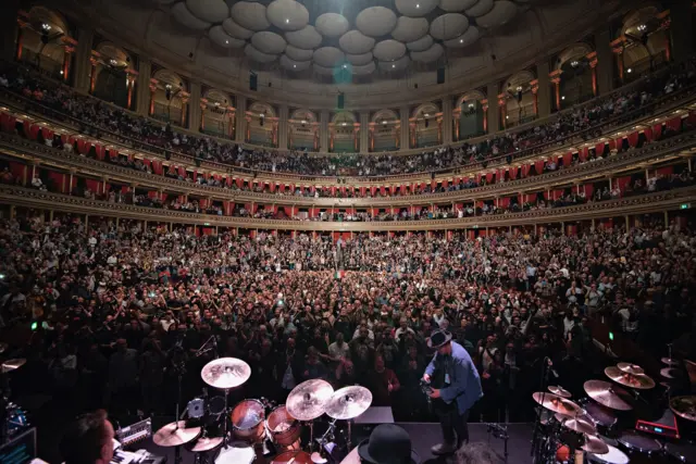 Огромный зал Royal Albert Hall с восторгом воспринимает трудную музыку King Crimson