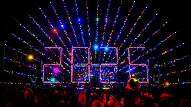 Un espectáculo visual muestra el número 2026 en las celebraciones de año nuevo en Ámsterdam