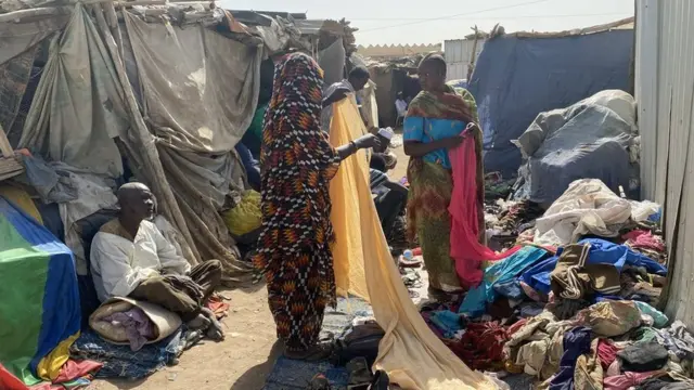 Mata na siyayyar gwanjo a Souk Goro a Khartoum