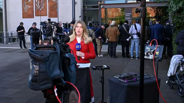 Equipe de imprensa do lado de fora do Tribunal de Magistrados de Latrobe Valley em Morwell em 7 de julho