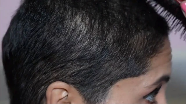 Abir el-Abed se coiffant les cheveux.