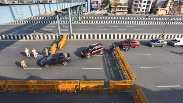 লকডাউন চলার কারণে হাসপাতাল পর্যন্ত পৌঁছাতে পারছেন না অনেকে