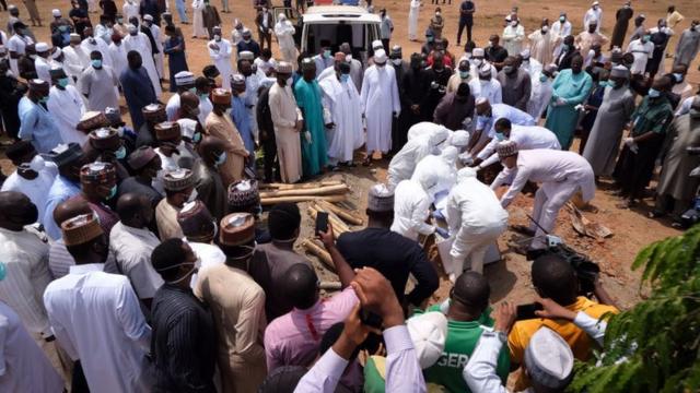 Des travailleurs de la santé se préparent à enterrer les restes du chef d'état-major du Nigeria (COS), Abba Kyari