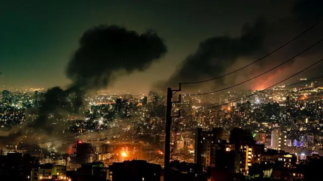 در سومین روز از موج حملات اسرائیل علیه ایران، یکشنبه، ۱۵ ژوئن ۲۰۲۵، دود از مکان‌های هدف قرار گرفته در تهران به هوا برخاسته است.
