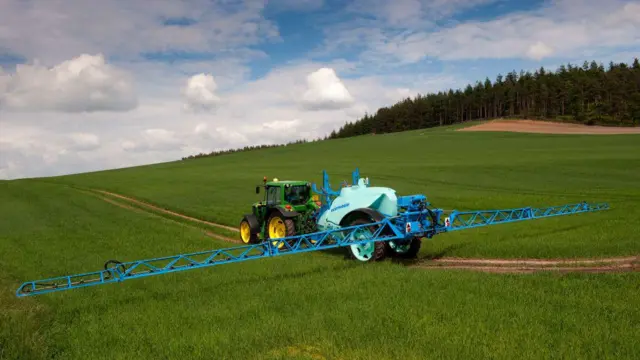 Pulverização de campo de produção de cevada com produtos químicos