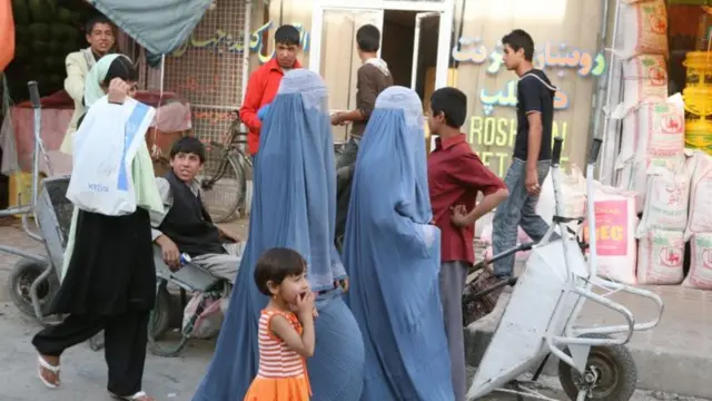 Паранжа жамынган ооган аялдары