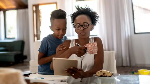 या सगळ्या मानसिक जबाबदाऱ्यांची एकाच वेळी कसरत करताना पार दमछाक होते. हे ओझं इतकं असतं की, घर आणि मुलांशिवाय स्वतःसाठी साधी ऊर्जाही शिल्लक उरत नाही 