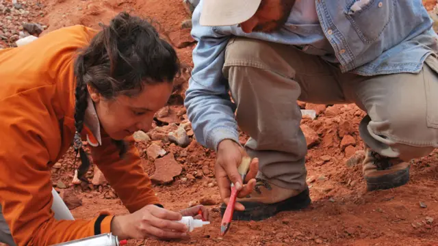 Cecilia Apaldetti y Diego Abelín, descubridor de Ingentia prima, desenterrando un dinosaurio