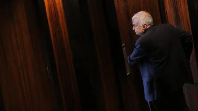 இலங்கை: ஐக்கிய தேசியக் கட்சியின் தலைவர் பதவியிலிருந்து விலக ரணில் விக்ரமசிங்க - என்ன காரணம்?