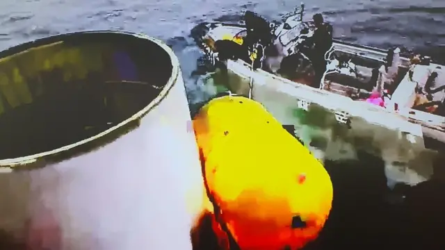 지난 5월 31일 오전 8시5분쯤 한국 해군이 서해 어청도 서방 200여㎞ 해상에서 북한이 주장하는 '우주 발사체'의 일부로 추정되는 물체를 식별해 인양 중인 모습 (합동참모본부 제공)