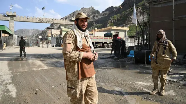 نیروهای امنیتی طالبان در نزدیکی نقطه صفر مرزی بینالمللی تورخم بین افغانستان و پاکستان، در استان ننگرهار