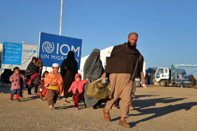 د بشري حقونو فعالانو، ملګرو ملتونو او طالبانو حکومت په ګډون بېلابېلو ادارو او سازمانونو له پاکستان حکومت غوښتي چې په زور کډوال و نه شي. (ارشیف تصویر)