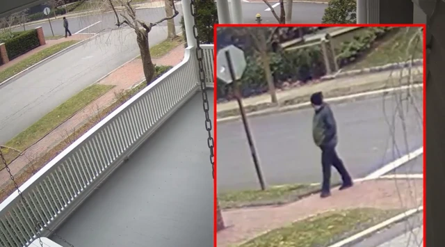 住宅に取り付けられた防犯カメラの映像の静止画。住宅街の交差点をわたりながらあたりを見渡す黒い服の人物が写っている。その人物を拡大・強調した画像が隣に載せられている