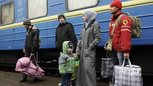 ক্রাইমিয়ার একটি তাতার পরিবার ক্রাইমিয়ার সিমফেরোপল থেকে পশ্চিম ইউক্রেনীয় শহর লাভিভের ট্রেন থেকে নামছে