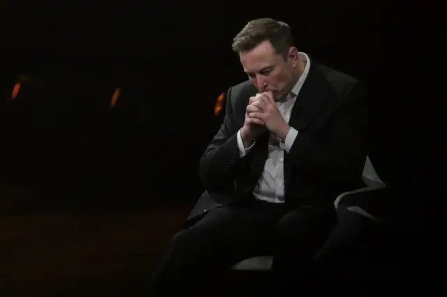 Un Elon Musk cabizbajo