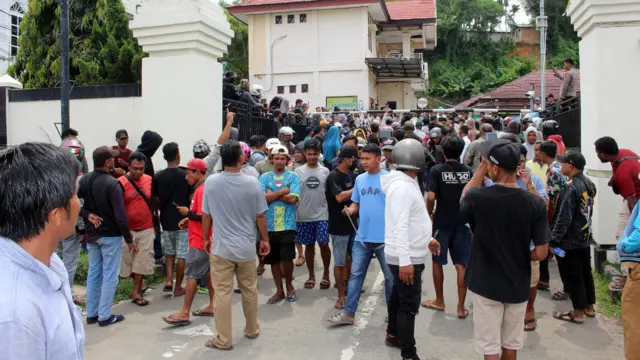 Kerukunan Keluarga Sulawesi Tenggara (KKST) mendatangi Markas Polresta Sorong, Kota Sorong, Papua Barat Daya, Selasa (24/1/2023). Kedatangan ratusan warga ini meminta pihak kepolisian untuk mengungkapkan pelaku penganiayaan dan pembakaran terhadap satu orang perempuan yang tewas usai dibakar hidup-hidup