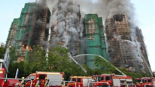 ஹாங்காங்கின் தாய் போ பகுதியில் உள்ள ஒரு குடியிருப்பு வளாகத்தில் புதன்கிழமையன்று பெரும் தீ விபத்து ஏற்பட்டது.