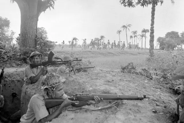 পাকিস্তানী বাহিনীর জন্য ট্রেঞ্চে অপেক্ষা - প্রতিকী চিত্র