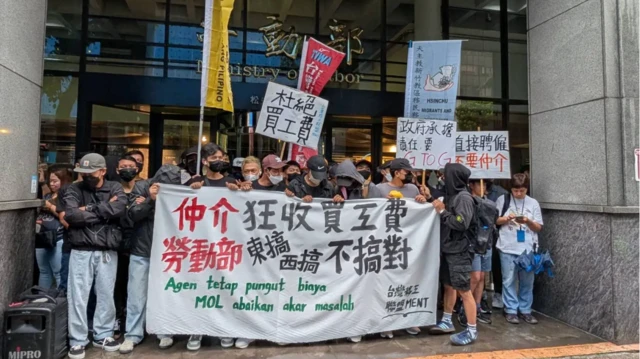 2025年10月,數十名外籍移工向台灣政府抗議仲介違法收取買工費。