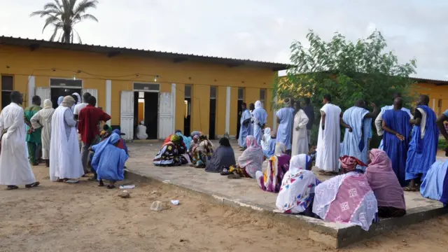 Des électeurs devant un bureau de vote a Nouakchott