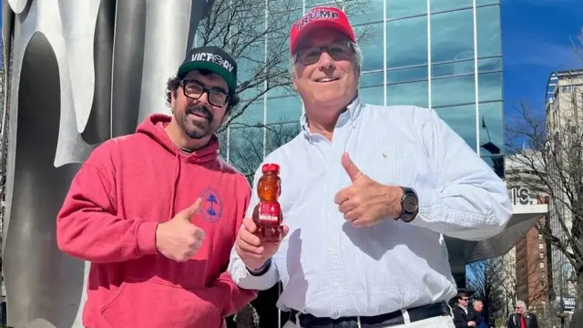 토드 게르하르트와 제프 피츠해리스는 트럼프 모양의 병에 꿀을 담아 판매한다