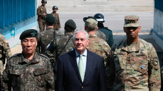 Tillerson Güney Kore askerleri ile arkada Kuzey Kore askerleri
