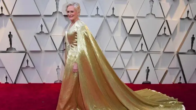 Glenn Closejogo mais facil betanovestido dourado no tapete vermelho