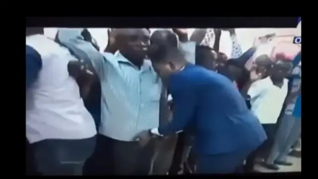 Avuga ko akiza uburembo