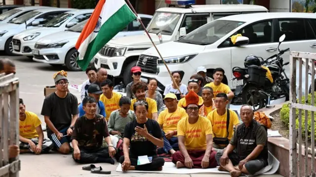 दिल्लीमा अनशन बसिरहेका वाङचुक र उनका समर्थकहरू