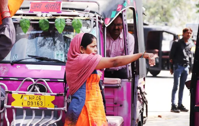 रोहतक की महिला ऑटो ड्राइवर