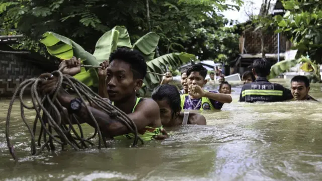 ရပ်ကွက်အတွင်းရှိသူများ ပြောင်းရွှေ့ရေးအတွက် မီးသတ်တပ်ဖွဲ့ဝင်၊တပ်မတော် နဲ့လူမှုကူညီရေး အသင်းများက ကူညီဆောင်ရွက်ပေး