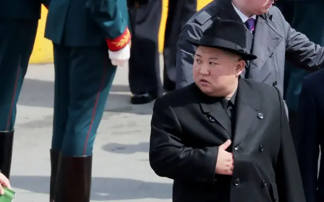 할아버지 김일성의 포즈와 의상을 그대로 따라한 김정은 위원장