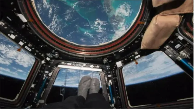 মহাকাশযানের দীর্ঘ সময়ে মাঝে মাঝে জানালা দিয়ে বাইরের দিকে তাকিয়ে দেখেন স্কট কেলি