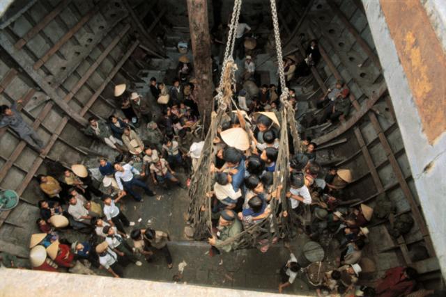 Cẩn cẩu thả người di tản xuống tàu tại Đà Nẵng, tháng 3/1975
