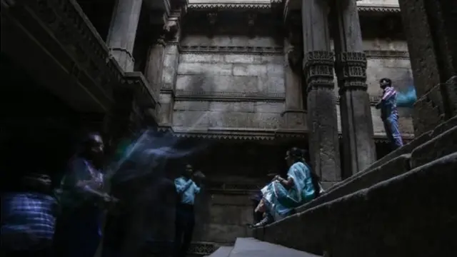 मंदिर में फोन के साथ लोग