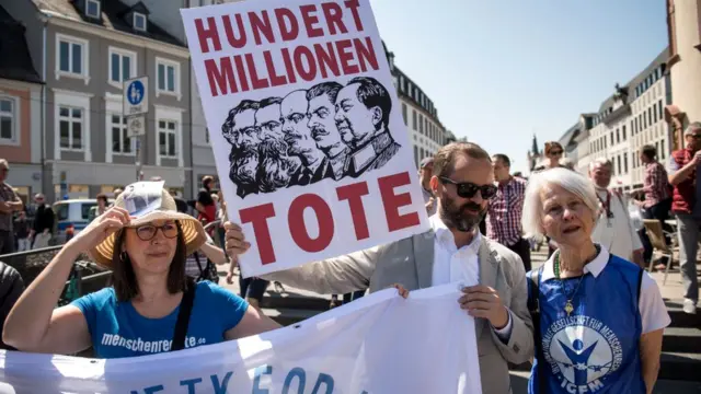 В день рождения Карла Маркса в Трире не только праздновали. Рядом с новым памятником Марксу прошла антикоммунистическая демонстрация