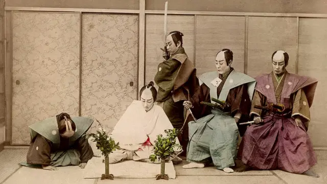 જાપાનમાં પરંપરાગત આત્મહત્યાની વિધિ જેને સેપુકુ કે હારા-કિરી કહેવાય છે. સફેદ કપડાંમાં લડવૈયો પોતાનાં પેટમાં ચાકૂ ભોંકે છે અને પાછળ ઊભી વ્યક્તિ તેનું માથું કાપવા માટે તૈયાર ઊભી રહે છે (1885)