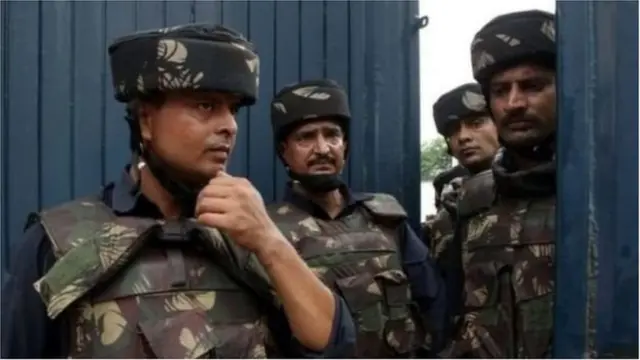 काश्मिरमध्ये सैनिकांची संख्या वाढवण्यात आलीये.