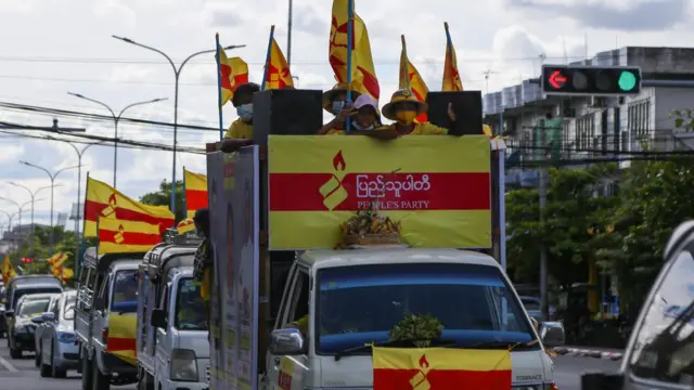 မန္တလေးမှာ ပြည်သူ့ပါတီ ယာဥ်တန်းမဲဆွယ်လှည့်လည်စဥ်