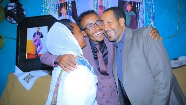 ዶ/ር መስፍን ሽመላሽ ከወላጆቹ ጋር በምርቃት ዝግጅት ላይ