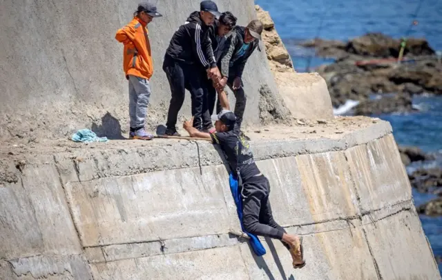 Ibihumbi n'ibihumbi vy'abantu baroze bava ku nkengera za Maroc binjira mu karere ka Ceuta muri Espagne mu mpera z'iyinga...