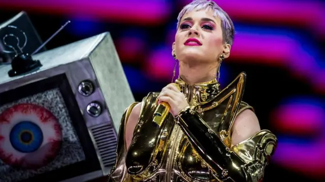 В останньому турі Кеті Перрі використали десятки вантажівок