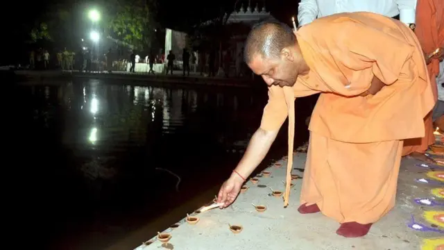 સરયુ નદીના કિનારે દિવડા પ્રગટાવી રહેલા યોગી આદિત્યનાથનો ફોટોગ્રાફ