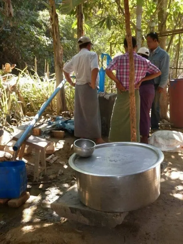 ကျေးလက်ဖွံ့ဖြိုးရေးလုပ်ငန်းတွေကို သူလုပ်ဆောင်ခဲ့