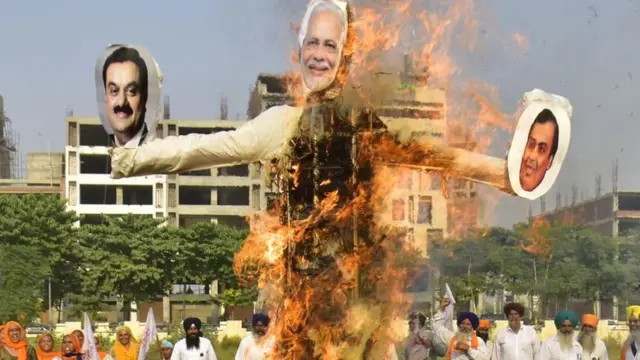 તાજેતરના ત્રણ કૃષિ સુધાર કાયદા અદાણી-અંબાણીને લાભ માટે લાવવામાં આવ્યા હોવાના આરોપ સાથે દશેરા દરમિયાન પૂતળાનું દહન કરી રહેલા ખેડૂતો