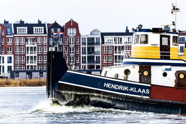В Голлландии пришлось задействовать ледоколы