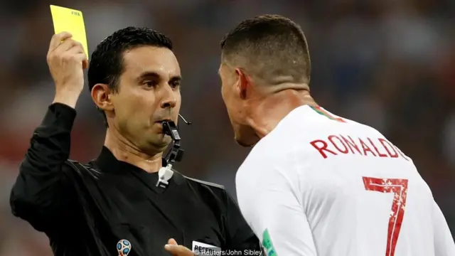 फुटबॉल खिलाड़ी और रेफरी