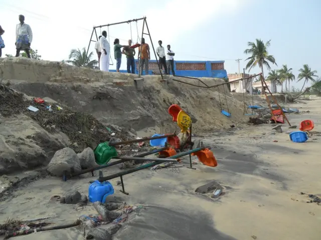 தொடர் மாசுபாடு காரணமாக கடற்கரை பகுதியில் அமைந்துள்ள குழந்தைகள் பூங்காவில் மணல் குவிந்து மேடு உருவாகியுள்ளது.
